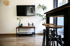 Apartemen Mewah, akses difabel, Bebas Asap Rokok | Ruang keluarga | Smart TV 50-inci dengan saluran TV digital dan TV