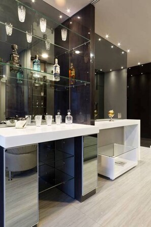 Luxury Apartment, 2 Bedrooms, Non Smoking, Jetted Tub | Private kitchenette | Full-size fridge, microwave, coffee/tea maker