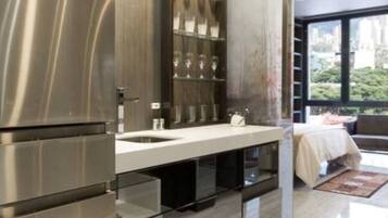 Refrigerador con freezer, microondas, cafetera/tetera