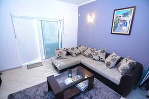 Design-huoneisto, merinäköala | Olohuone | Taulutelevisio