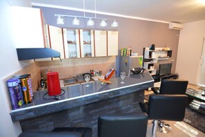 Design-huoneisto, merinäköala | Yksityinen keittiö | Jääkaappi, uuni, liesi, astianpesukone