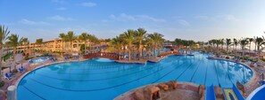 3 piscines extérieures