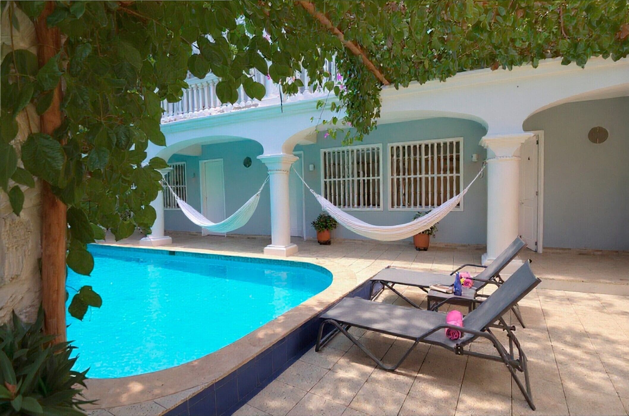 Una piscina al aire libre