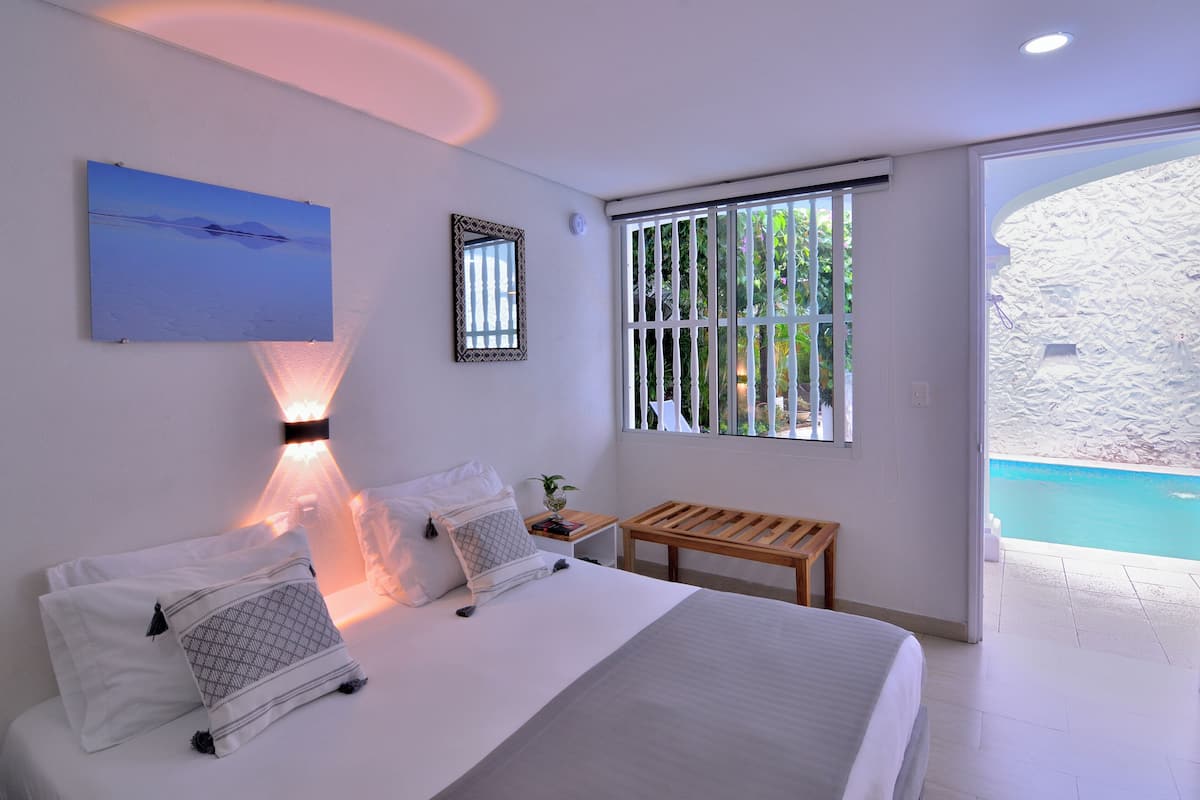 Kamar Double Klasik, pemandangan kolam renang | Minibar, brankas, kedap suara, dan Wi-Fi gratis