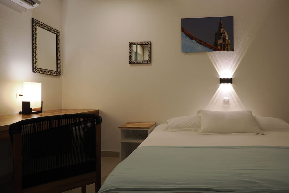 Standaard tweepersoonskamer | Een minibar, een kluis op de kamer, geluiddichte muren, gratis wifi