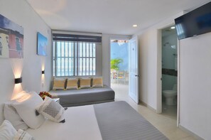 Minibar, brankas, kedap suara, dan Wi-Fi gratis