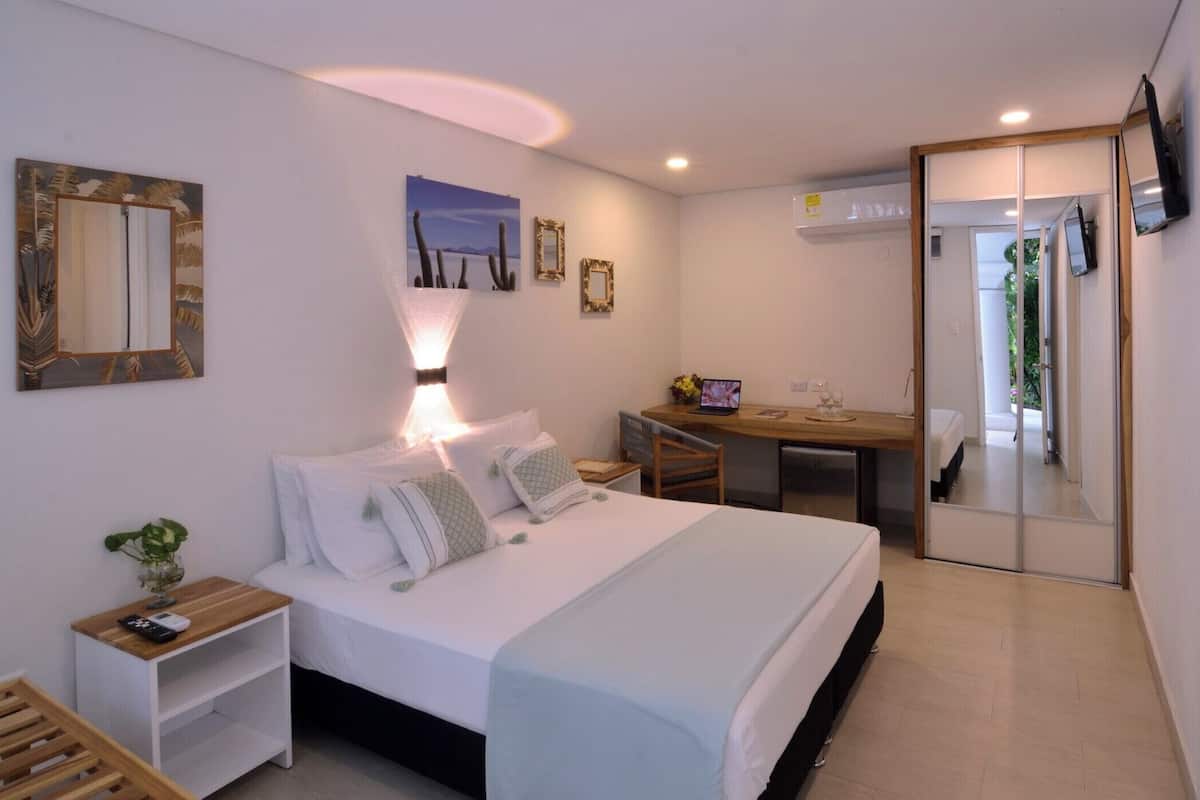 Quarto casal standard | Frigobar, cofres nos quartos, quartos à prova de som, Wi-Fi de cortesia