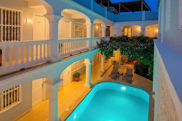 Kolam renang outdoor