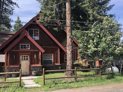 Pet Friendly, open floor plan, 2 spacious bedrooms, 10 minute walk to lake