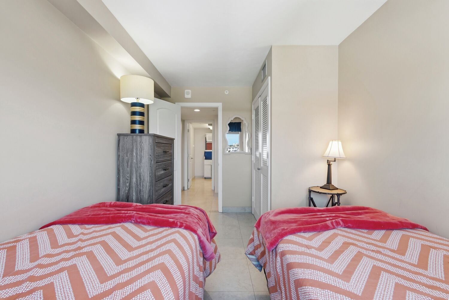 3 habitaciones, tabla de planchar con plancha, internet y ropa de cama 