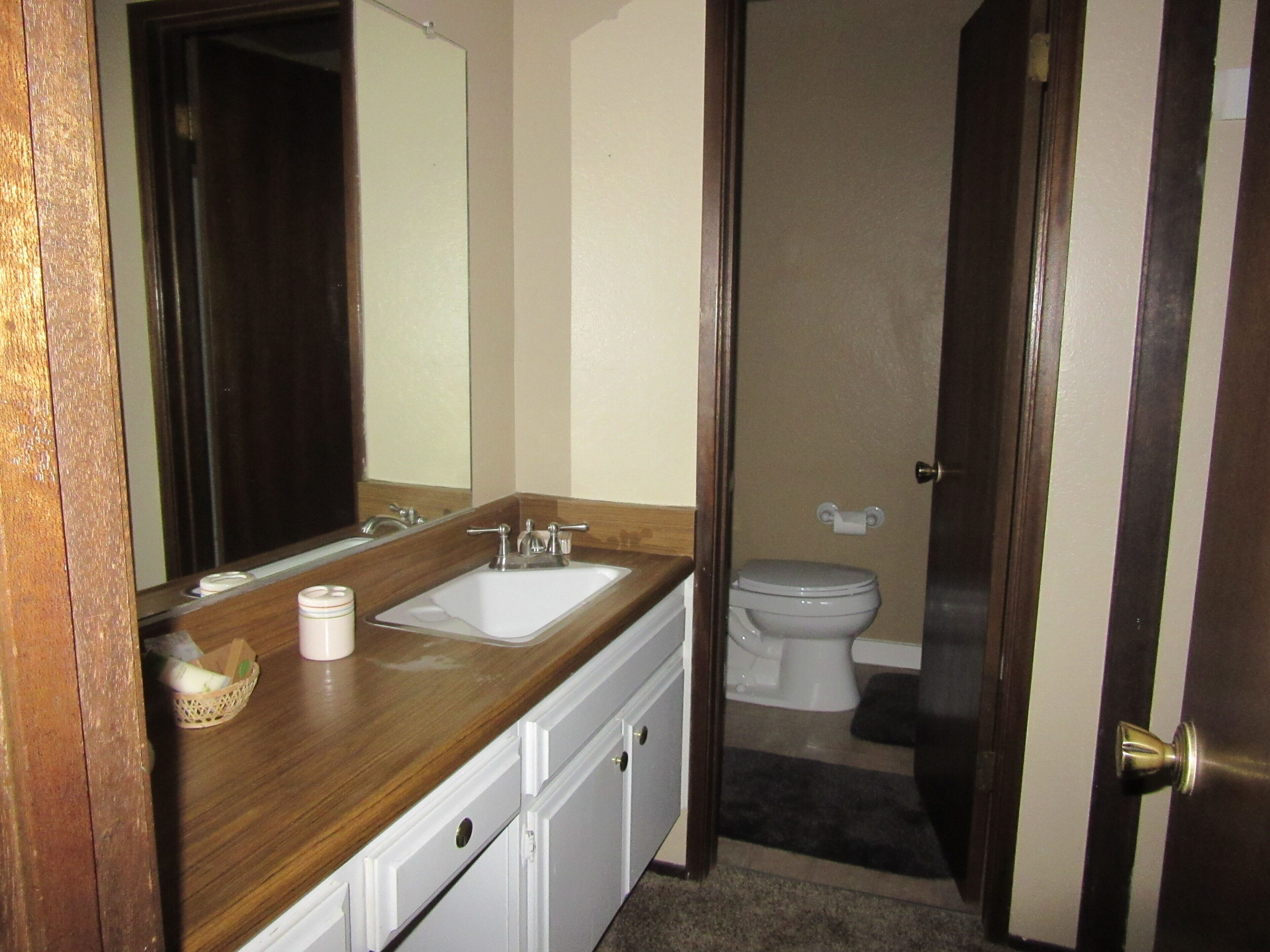 Een bad/douchecombinatie, een haardroger, handdoeken, zeep