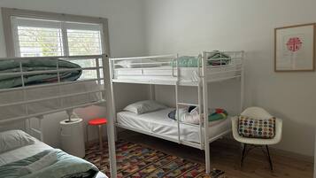 3 slaapkamers, een strijkplank/strijkijzer, gratis wifi, beddengoed