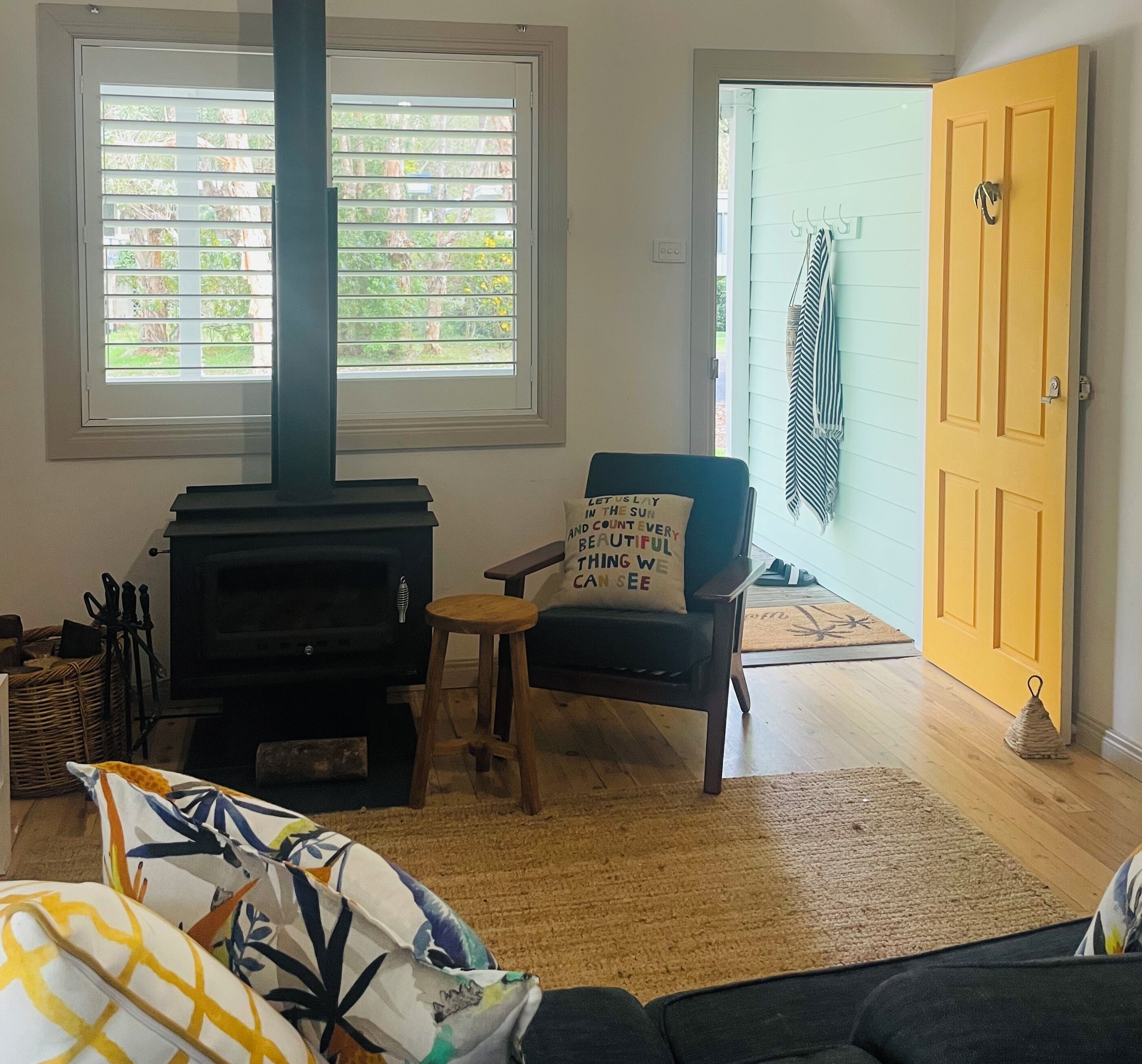 智能電視、壁爐、音響