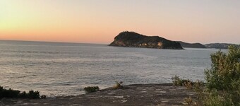 Pearlie @ Pearl Beach, NSW. Retro Beach House.  5 minute walk to beach.