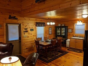 Dining - Rocky Road Hideaway. close to Helen and Dahlonega (Cleveland)