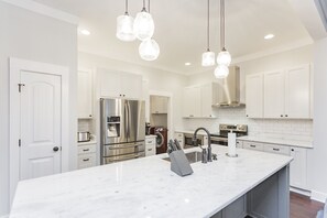 Frigorífico, microondas, horno y lavavajillas