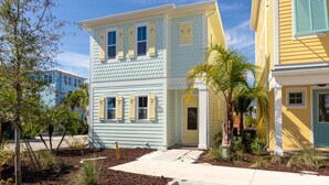 Un bâtiment à deux étages, de couleur bleu clair à l’extérieur, avec des bordures jaunes.