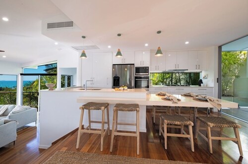 3 Bedroom Holiday Home with Private Pool and Incredible Ocean Views