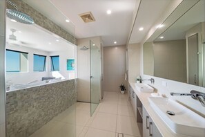 Bañera, toallas y papel higiénico