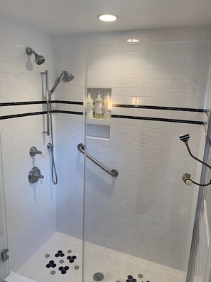 Dusche, Haartrockner, Handtücher, Seife
