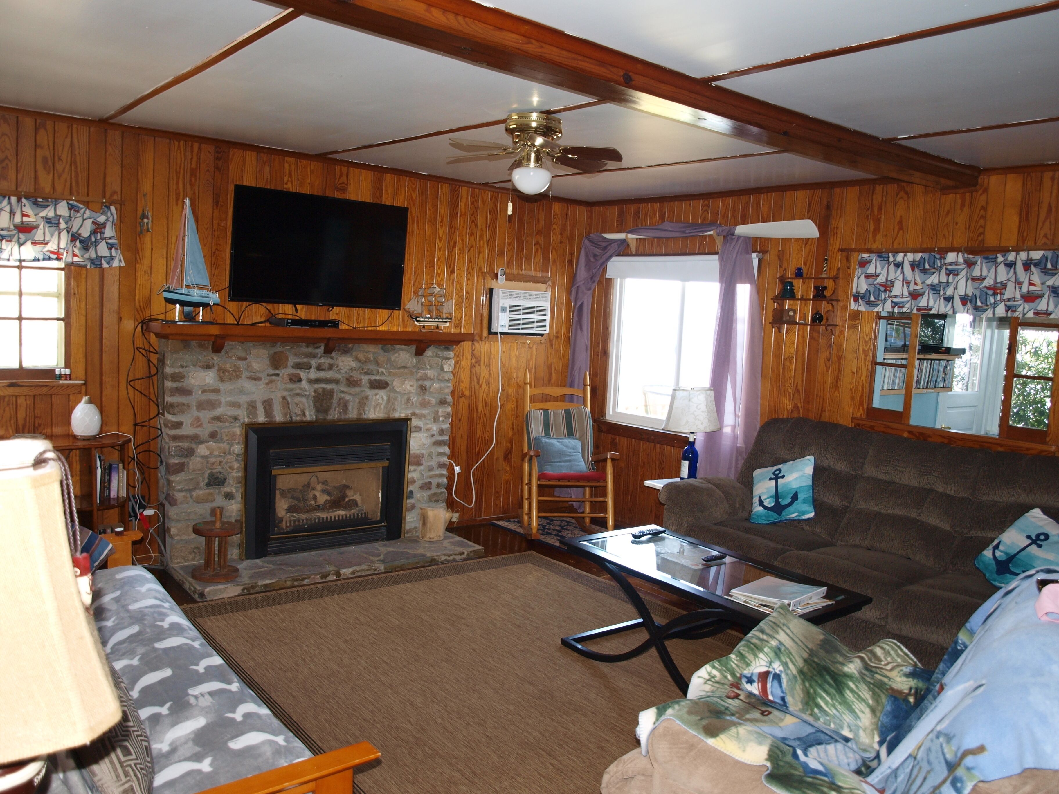 Smart-TV, Kamin, DVD-Player, Bücher