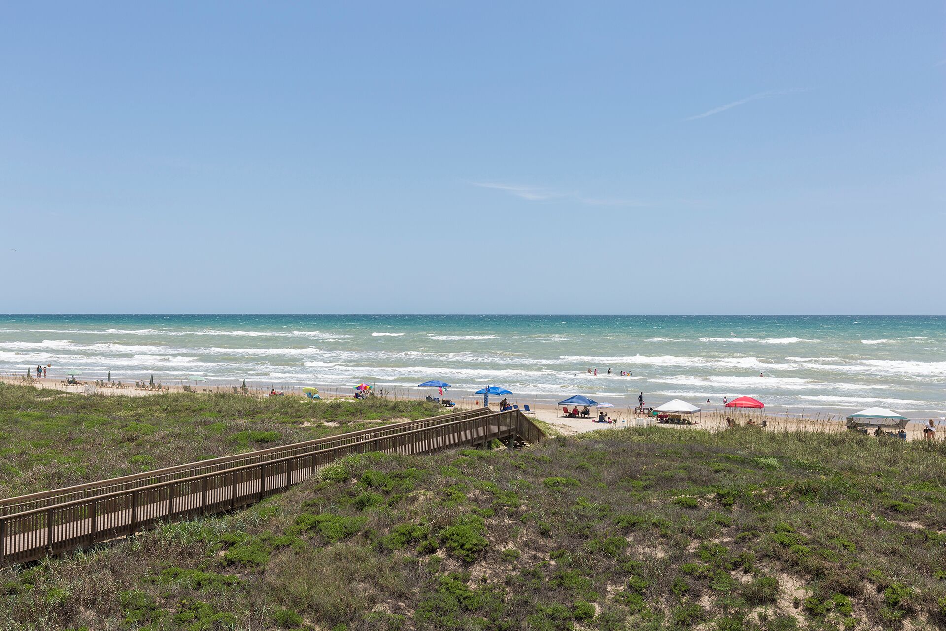على الشاطئ