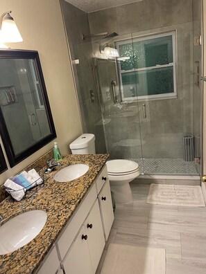 Hair dryer, towels, soap, toilet paper - Spacious & amazing lake view with pool. (Brandon)