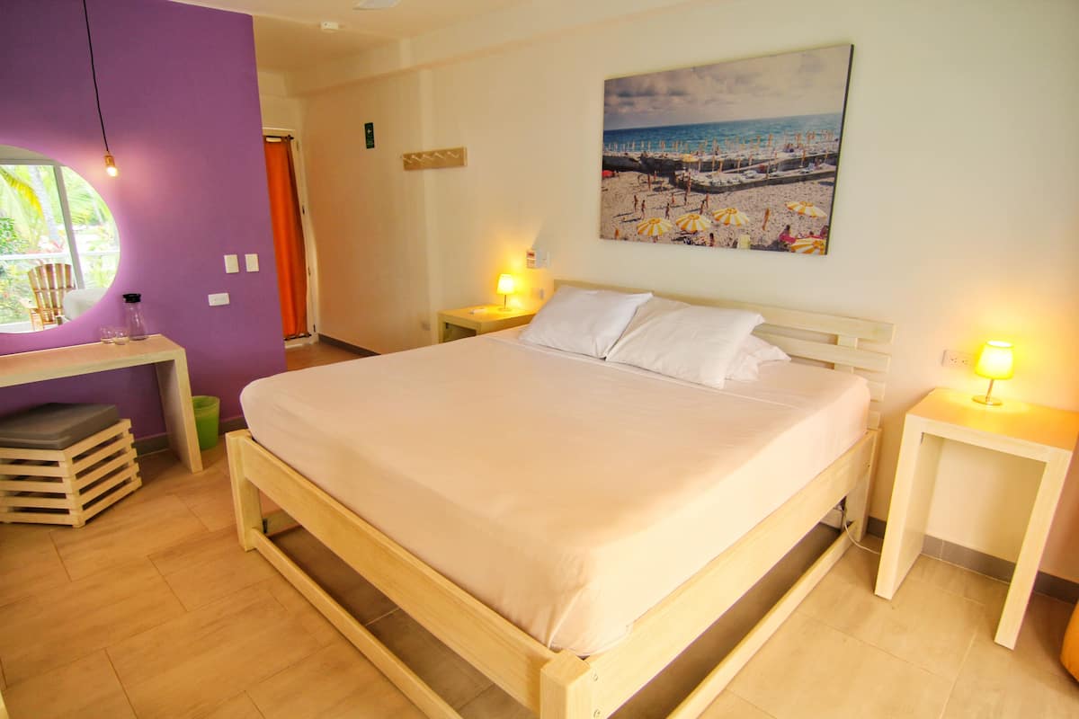 Standard Room, 1 King Bed, Non Smoking, Garden View