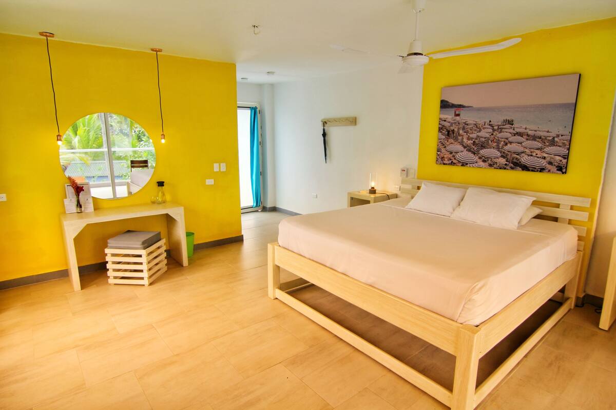 Grand Room, 1 King Bed, Non Smoking, Garden View | Living area