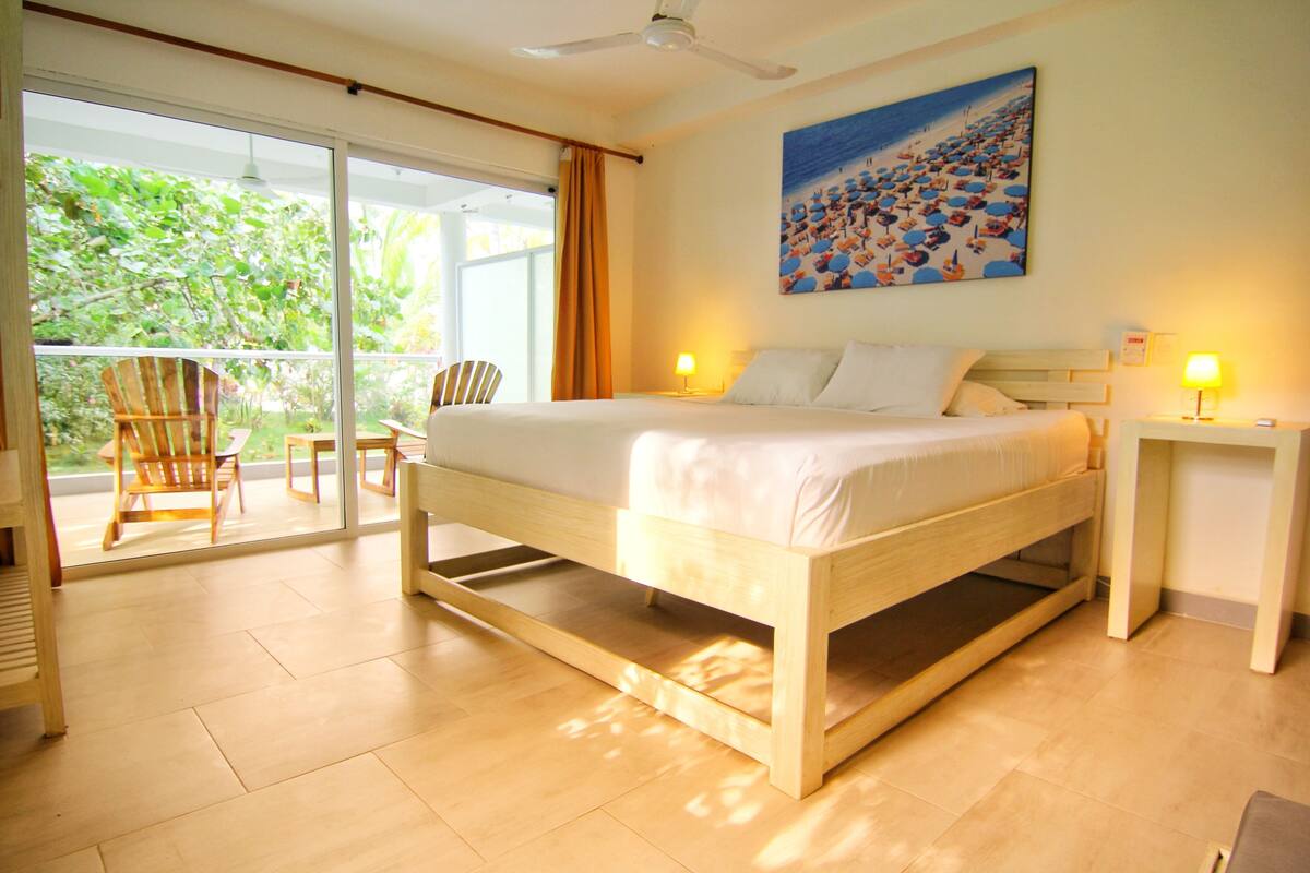Standard Room, 1 King Bed, Non Smoking, Garden View
