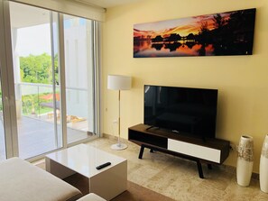 テレビ、卓球台