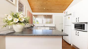 雪櫃、微波爐、焗爐、爐具