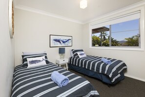 3 bedrooms, iron/ironing board, free WiFi, bed sheets - Lakeview Lodge, Between the ocean & the lake (Green Point)