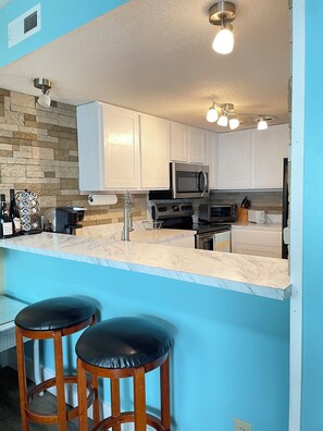 Kjøleskap, mikrobølgeovn, ovn og kokeplater