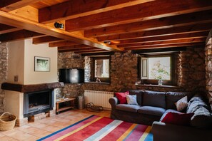 Smart-TV, peis, DVD-spiller og bøker