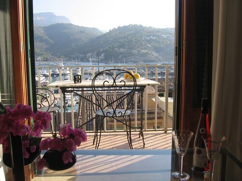 Sea front apartment with spectacular views over the harbor (AC, WIFI and SAT TV)