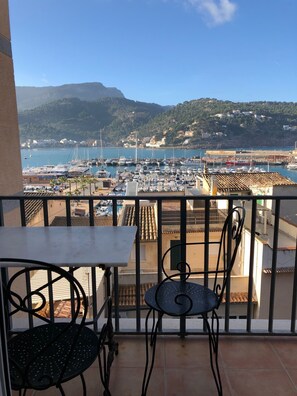 Outdoor dining - Sea front apartment with spectacular views over the harbor (AC, WIFI and SAT TV) (Puerto de Soller)