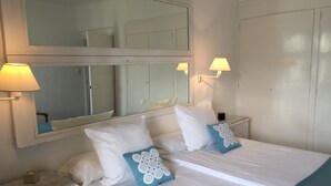 2 bedrooms, iron/ironing board, travel crib, WiFi (free) - Sea front apartment with spectacular views over the harbor (AC, WIFI and SAT TV) (Puerto de Soller)