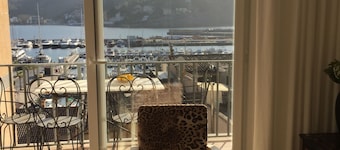 Sea front apartment with spectacular views over the harbor (AC, WIFI and SAT TV)