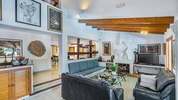 Fernseher, DVD-Player, Tischtennisplatte, Bücher