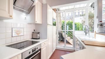 Een koelkast, een magnetron, een oven, een kookplaat