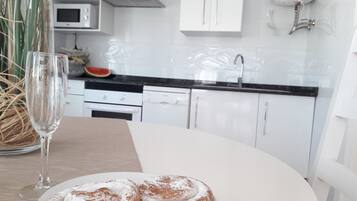 Frigorífico, microondas, horno y placa de cocina