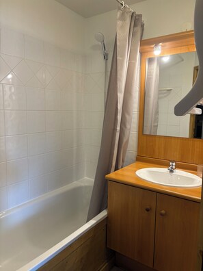 Bathtub - Beautiful, comfortable apartment at the foot of the slopes in a chalet-style residence (Les Deux-Alpes)