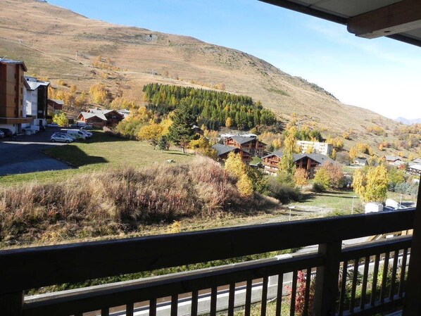 Une vue d’un village de montagne avec des maisons et une route.