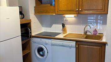 Réfrigérateur, micro-ondes, plaque de cuisson, lave-vaisselle