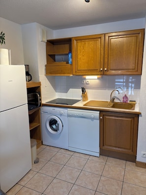 Refrigerador, microondas, parrilla de estufa y lavavajillas 