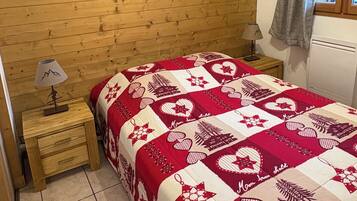 2 dormitorios y tabla de planchar con plancha