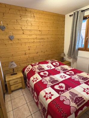 2 bedrooms, iron/ironing board, wheelchair access