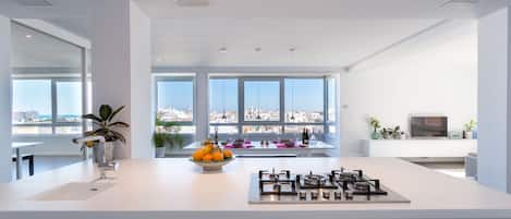 ثلاجة، ميكروويف، فرن، موقد طهي مسطح