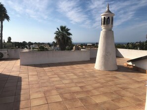 Terrace/patio - Family Villa. Detached, Large Pool,  3 bedroom 2 bathroom, Sleeps up to 7 (Lagoa)